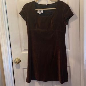 Anna Hulu g L brown velvet dress